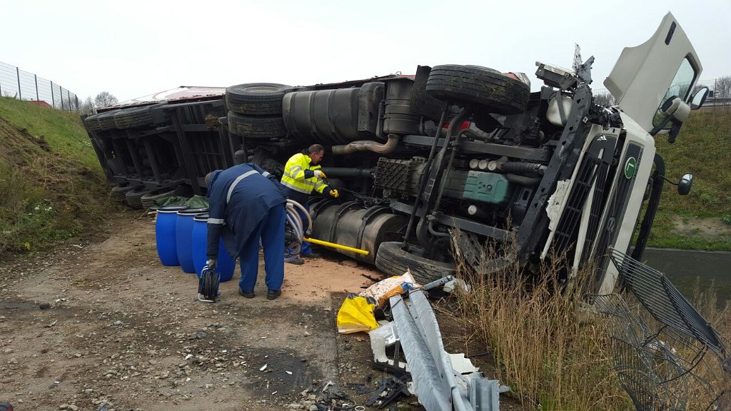 VU LKW umgestuerzt A 1 Rich A 4 Frankfurt im Kreuz Koeln West P221.jpg